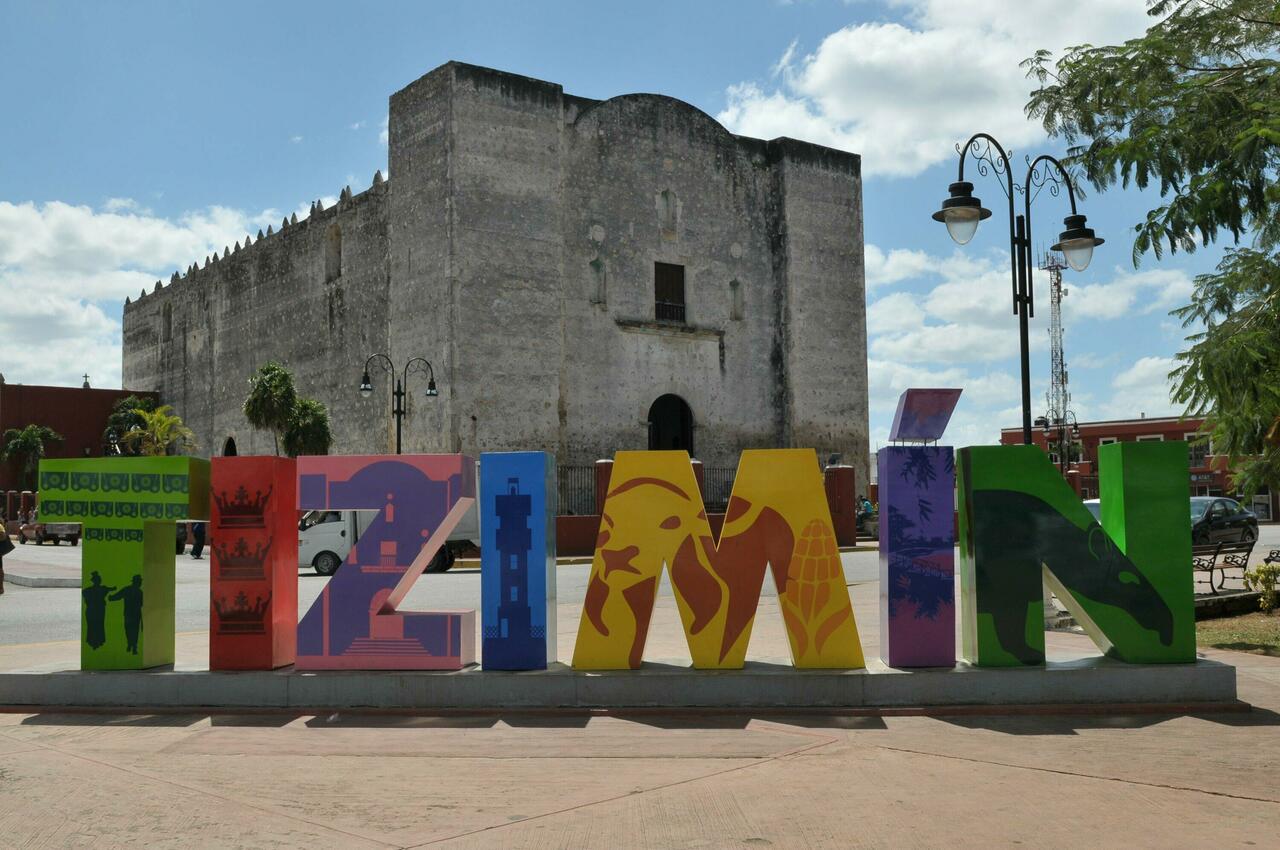 Bunte Buchstaben mit der Kirche der heiligen drei Könige
