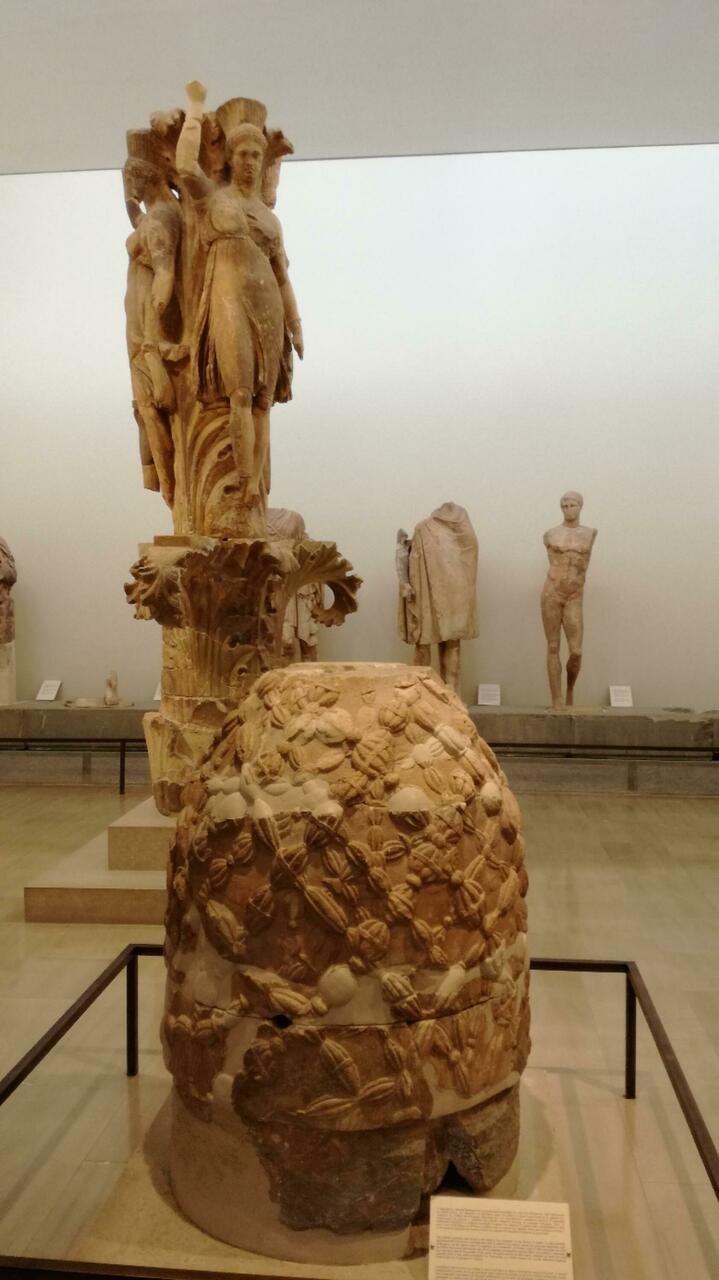 Drei Tänzerinnen im Museum