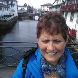 Brücke über den Fluss Nive, mit ihren malerischen Hausfassaden am Wasser