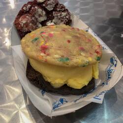 Unten Brownie, darauf Mango-Sorbet, oben Keks. Sättigungsbeilage: Red-Velvet Cookie