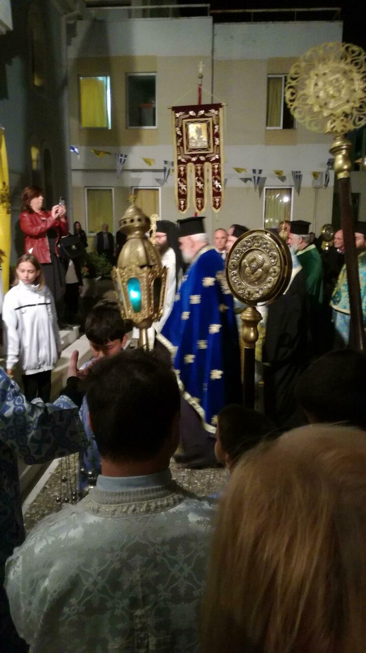 Der Pope segnet die griechische Flagge