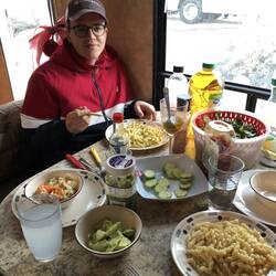 Tom isst schon mal derwilen Papa und Sudney das Bett reparieren.