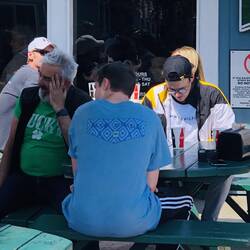 Beweisfoto - John quatsch mal wieder mit drn Amis und erzählt zum 189x die gleiche Geschichte.