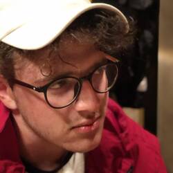 Abends beim Wizardspielen. Tom hat so unglaublich viele Locken