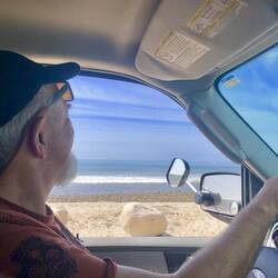 Mit sehnsüchtigem Blick verabschiedet sich John vom Pazifik.