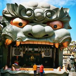 Namba Yasaka Schrein, Osaka