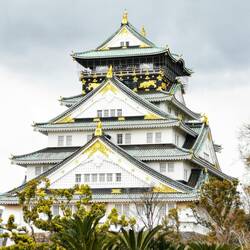 Osaka Castle vom Burgplatz aus