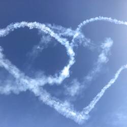 Flugzeuge im Bauch und Herzen in der Luft ❤️