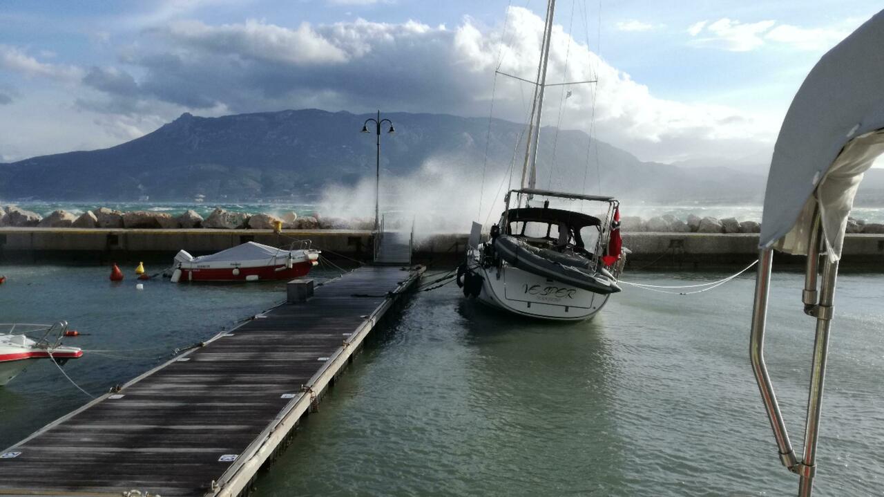 Wind und Wellen kamen über die Hafenmole
