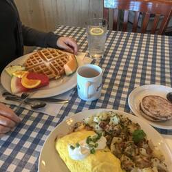 "Awful waffle" und Omelette mit Kartoffel und Toast. Es fehlte noch der Blaubeerpancake 😁