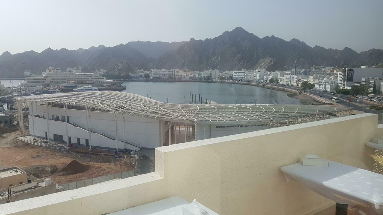 Im Vordergrund der Fischmarkt. Im Hintergrund eine der beiden Jachten des Sultans.