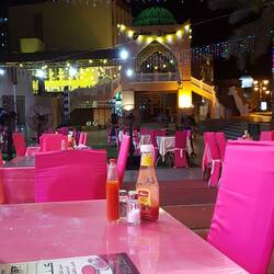 Ein später Imbiss beim Eingang zum Souk.