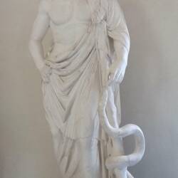 Asklepios mit Schlange als Schirmherr der Anlage
