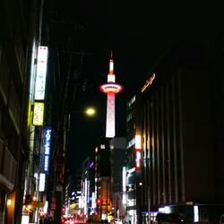 Kyoto Tower bei Nacht