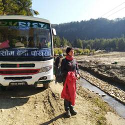 Arret forcé en attendant que le caterpillar répare la route