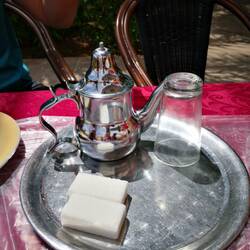 Pfefferminztee 🍵 mit ganz kleinen Zuckerwürfeln. #zuckermittee