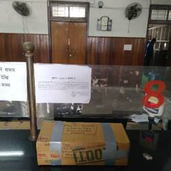 A la poste, on me dit d'attendre à un guichet où il n'y a personne