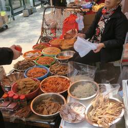 Getrockneten Fisch gibt es an jeder Straßenecke