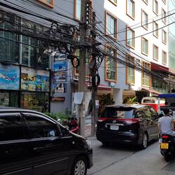 Durch diese enge Strasse musste sich auch der Car quetschen.