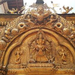 Porte d'or (17e/ 18e) : on y voit la déesse des rois Malla, Taleju Bhawani, avec ses 4 têtes et 10 bras