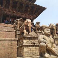 Des lutteurs du bas aux deesses du haut, chaque gardien est 10x plus fort que celui du dessous