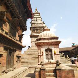 Sur Durbar Square : palais aux 55 fenêtres à gauche, temple Siddhi Lakhmi (sikhara en forme de pic) au fond