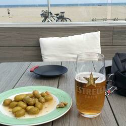 Oliven und Bier am Strand