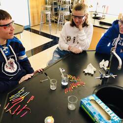 Wir fanden den Flüsdigindikator nicht und brauchten somit eine Menge Testpapiere beim Neutralisatier