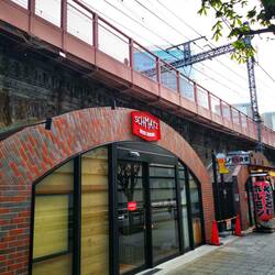 Den Platz unter den Hochgleisen wieder optimal genutzt