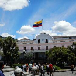 Flagge oben = Präsident ist im Land