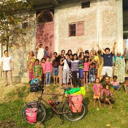 Une partie des fans du dernier nepali movie à succès "White tourist on a bicycle"