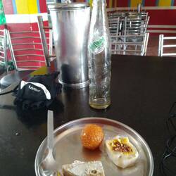 Pause 10h. Mirinda & indian sweets.