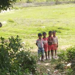 Interloqués, les enfants viennent de voir une Aline (pour eux, un Alien !).