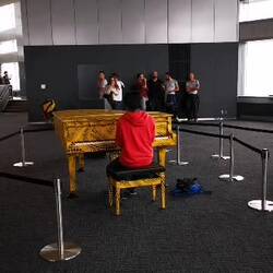 Wer will kann sich ans Klavier setzen und spielen