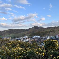 Die Sommerresidenz der Queen und Holyrood Park