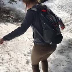 Beschwerlicher Wanderweg zum großen Baum