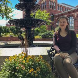 Marlen im schönen Garten vor dem Smithsonian Arts and Industries Building