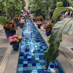 Schöner Brunnen im botanischen Garten