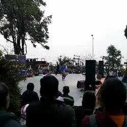 Sur la place de Chowrasta, centre névralgique de Darjeeling, tout le monde peut tenter la compétition de danse