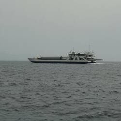 ... und mit einer Fähre weiter transportiert