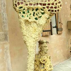 Kunstobjekt am Straßenrand