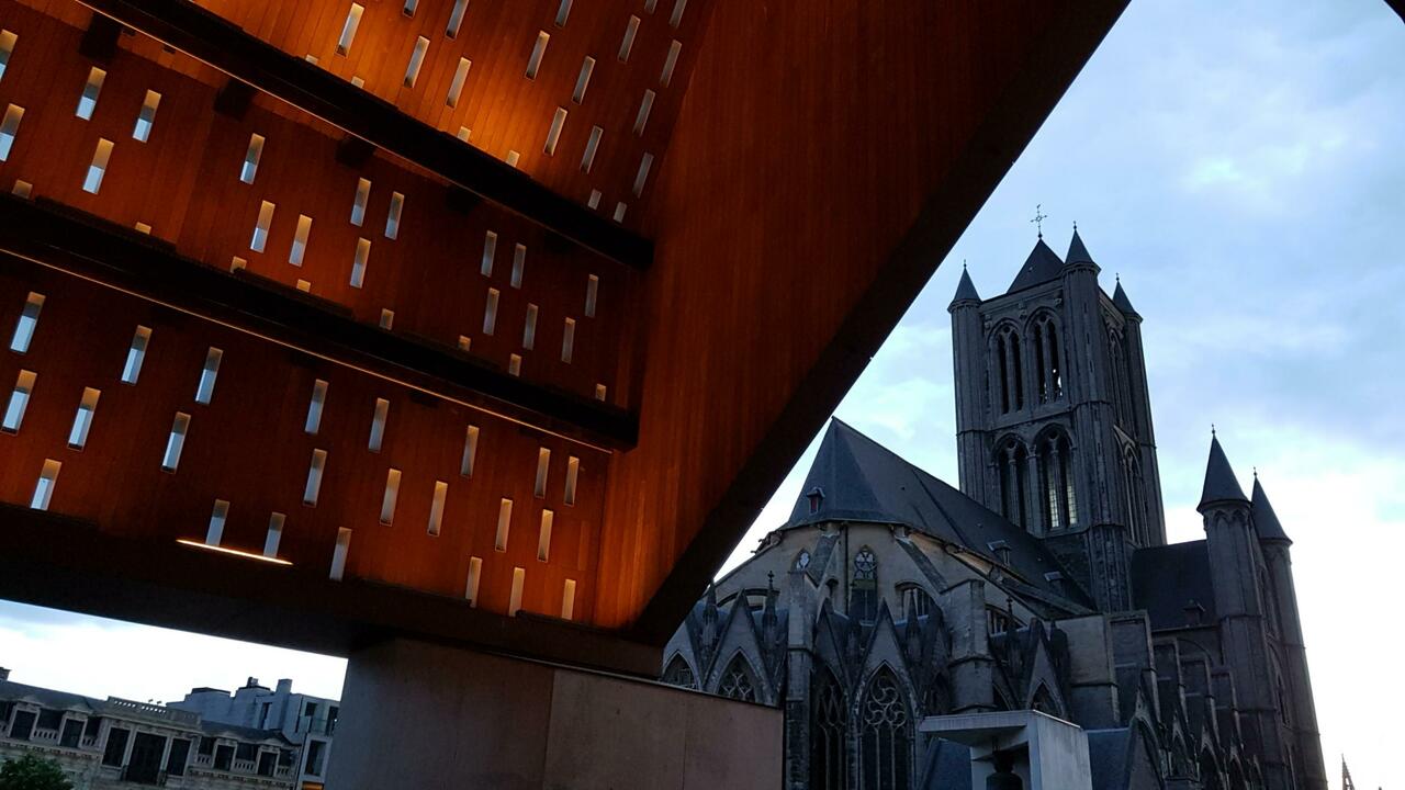 Stadshal / City Pavilion und Sint-Niklaaskerk
