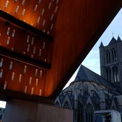 Stadshal / City Pavilion und Sint-Niklaaskerk