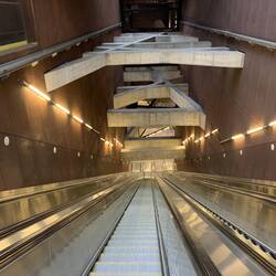 Die Rolltreppen fahren hier sehr schnell und man muss sich erst an die Geschwindigkeit gewöhnen!