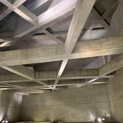 Betonkonstruktion der U-Bahn Decke