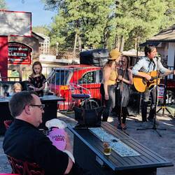 Bandfamilie und man achte auf das Hundkleidchen!