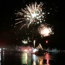 Fischerboote bringen das Feuerwerk in den Hafen