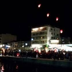Himmelslaternen erhellen die Nacht