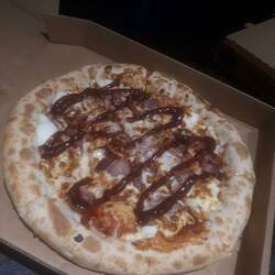 Dominos Pizza mit Käserand 🤤