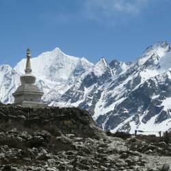 Buddhistischer Stupa vor imposanter Bergkulisse
